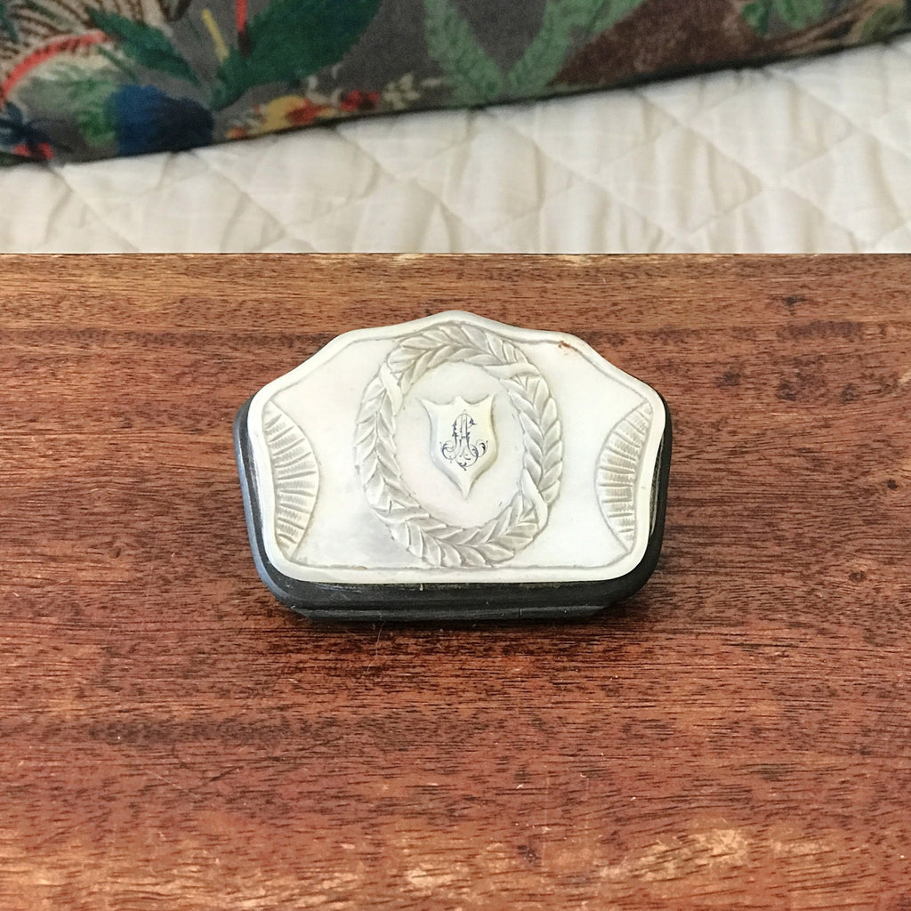 Petit porte-monnaie en nacre époque Napoléon 3 fin XIXème siècle par Hello Broc brocante en ligne