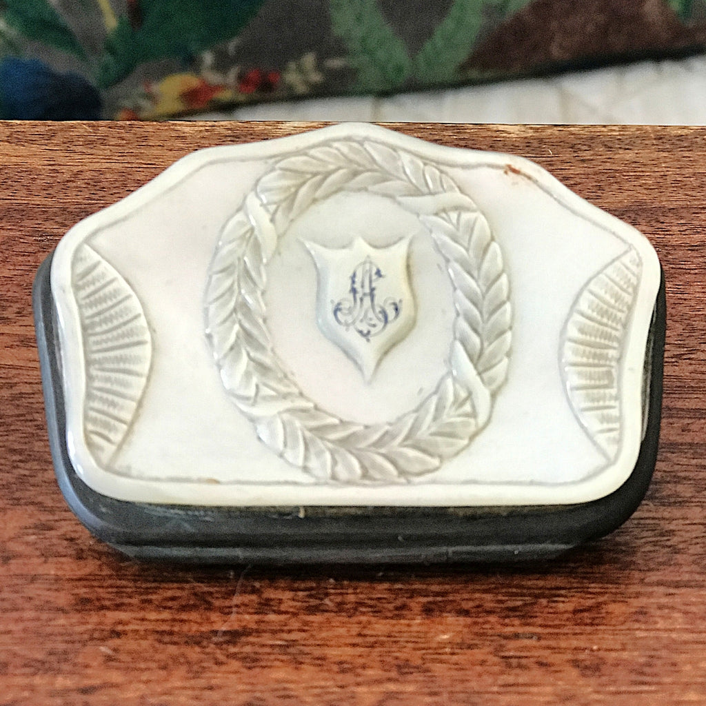 Petit porte-monnaie en nacre époque Napoléon 3 fin XIXème siècle par Hello Broc brocante en ligne