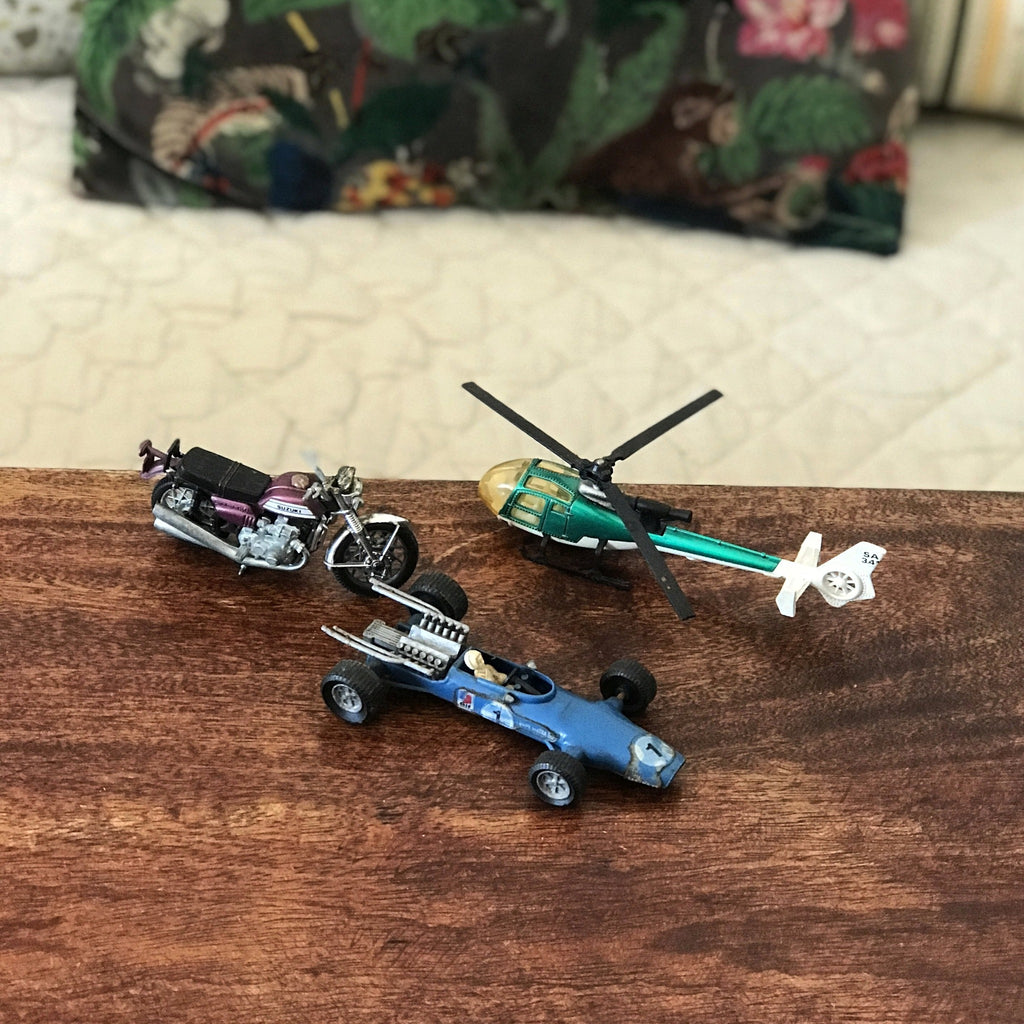 Trio de véhicules miniatures : voiture de course, moto et hélicoptère par Hello Broc brocante en ligne