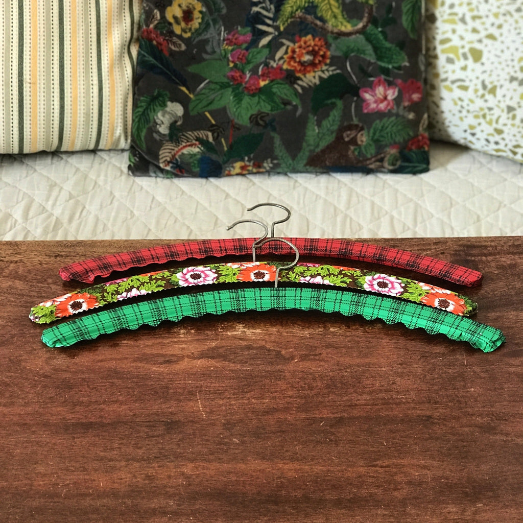 Lot de 3 cintres vintage recouvert de vinyle fleuri et écossais par Hello Broc brocante en ligne