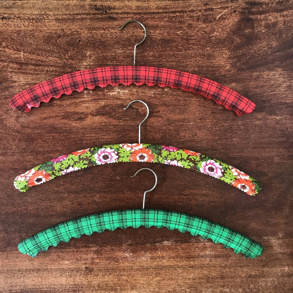Lot de 3 cintres vintage recouvert de vinyle fleuri et écossais par Hello Broc brocante en ligne