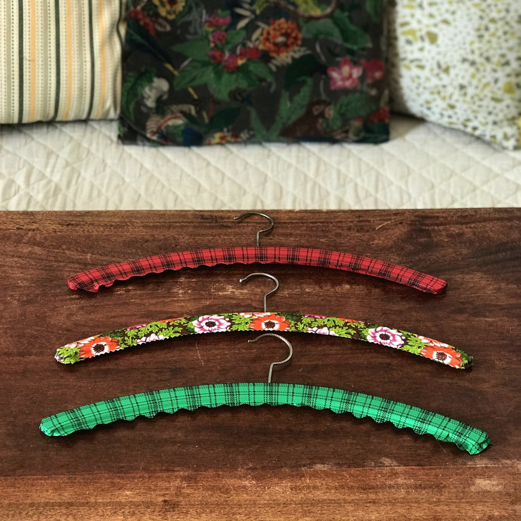 Lot de 3 cintres vintage recouvert de vinyle fleuri et écossais par Hello Broc brocante en ligne