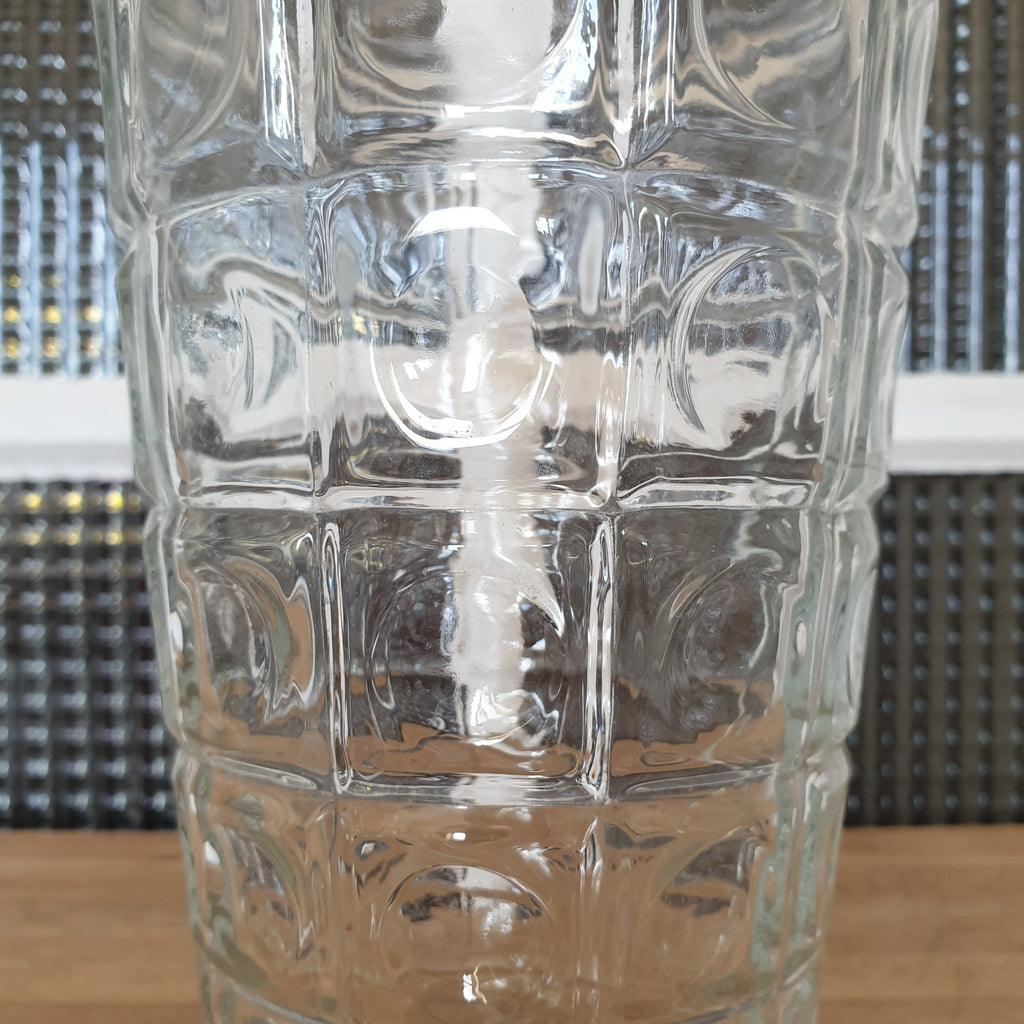 Vase de forme évasée en verre moulé années 70 décor quadrillé et rond en cabochons - Hello Broc