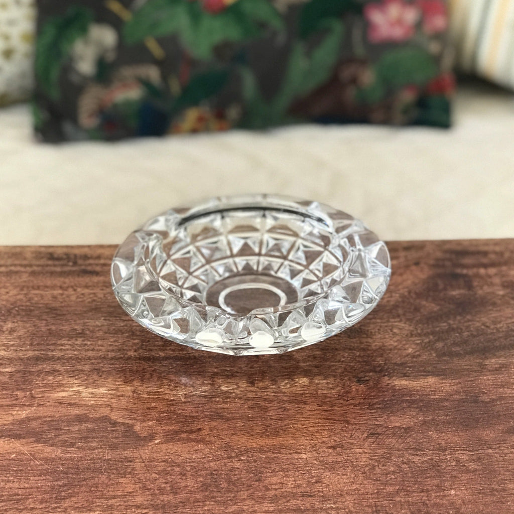 Elégant et grand cendrier rond en cristal moulé par Hello Broc brocante en ligne