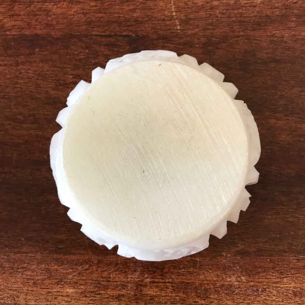 Cendrier rond en albâtre blanc taillé roses - Hello Broc