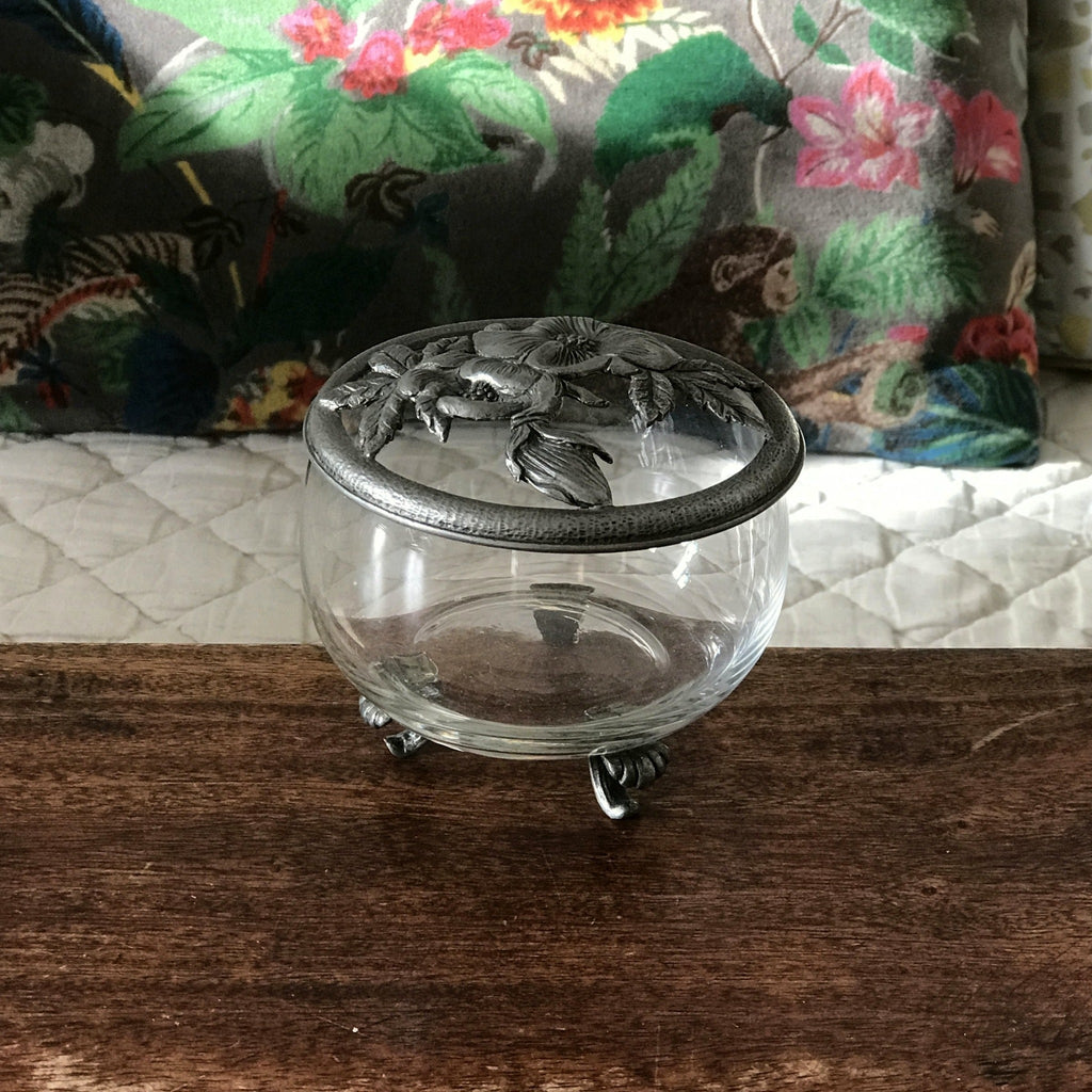 Coupelle pour pot-pourri tripode en verre et métal pieds pattes de lion par Hello Broc brocante en ligne