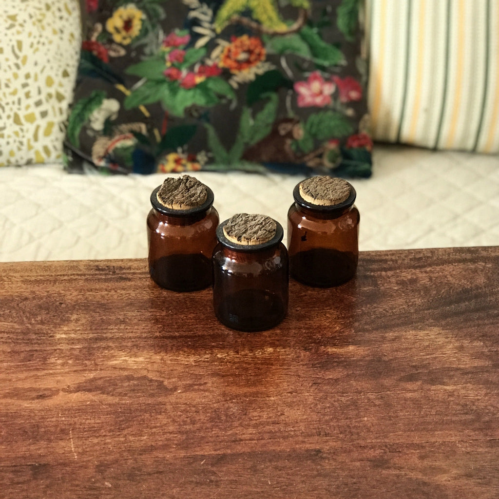 Lot de 3 petits bocaux style pot apothicaire en verre moulé ambré avec bouchon d'origine en liège - Hello Broc