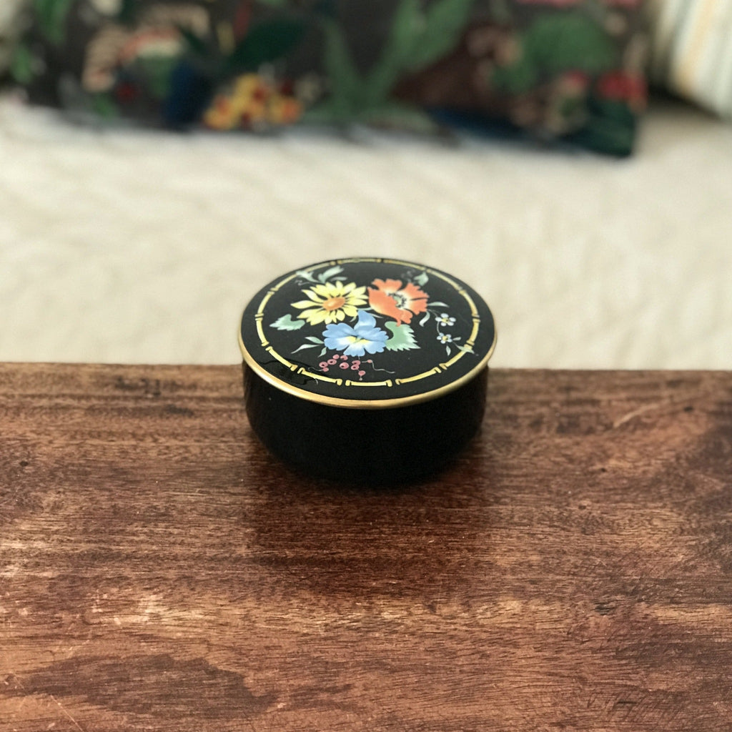 Ancienne petite bonbonnière en céramique Villeroy & Boch décor Xena bouquet de fleurs multicolores sur fond noir par Hello Broc brocante en ligne
