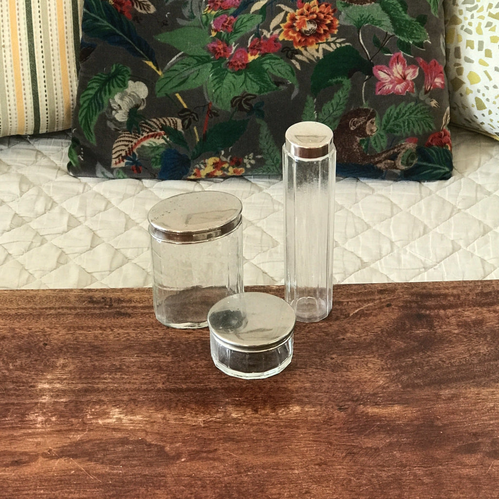 Ensemble de toilette 3 pièces verre facetté et bouchons métal argenté - Hello Broc