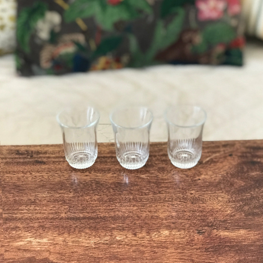 Lot de 3 verres anciens de bistrot à liqueur en verre moulé début XXème - Hello Broc brocante en ligne
