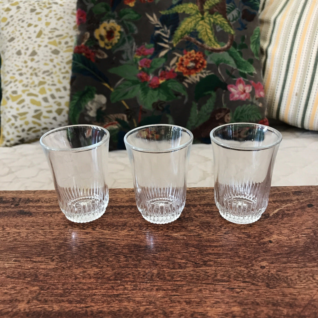 Lot de 3 verres anciens de bistrot à liqueur en verre moulé début XXème - Hello Broc brocante en ligne