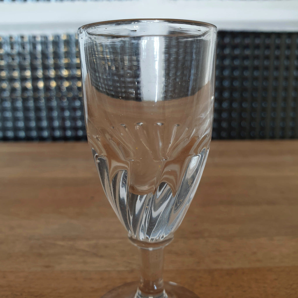 Lot de 6 petits verres anciens sur pied en verre soufflé forme ovoïde effet torsadé - Hello Broc