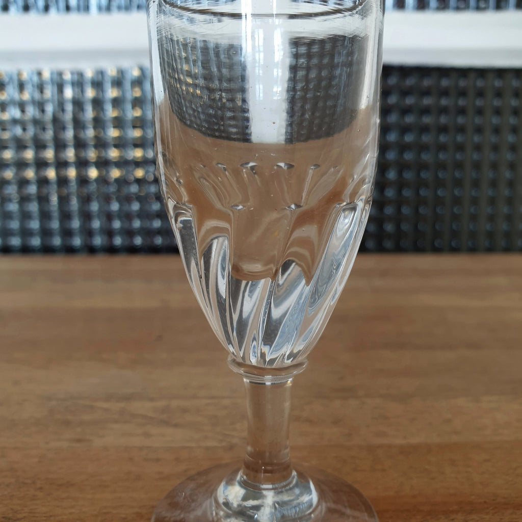 Lot de 6 petits verres anciens sur pied en verre soufflé forme ovoïde effet torsadé - Hello Broc