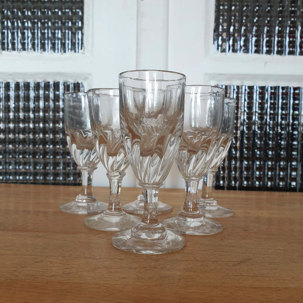 Lot de 6 petits verres anciens sur pied en verre soufflé forme ovoïde effet torsadé - Hello Broc