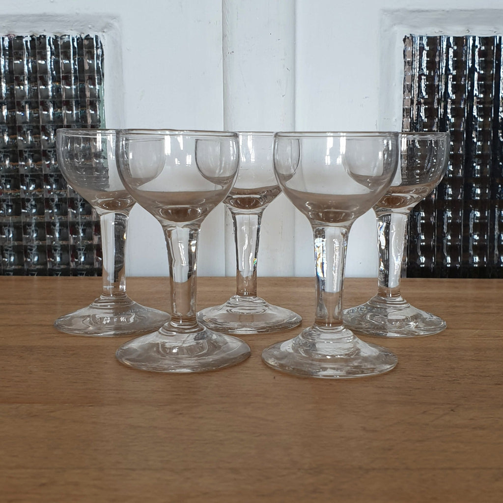 Lot de 5 mini verres à liqueur sur pied en verre soufflé mini ballon Circa 1920 contenance de 1 cl - Hello Broc brocante en ligne