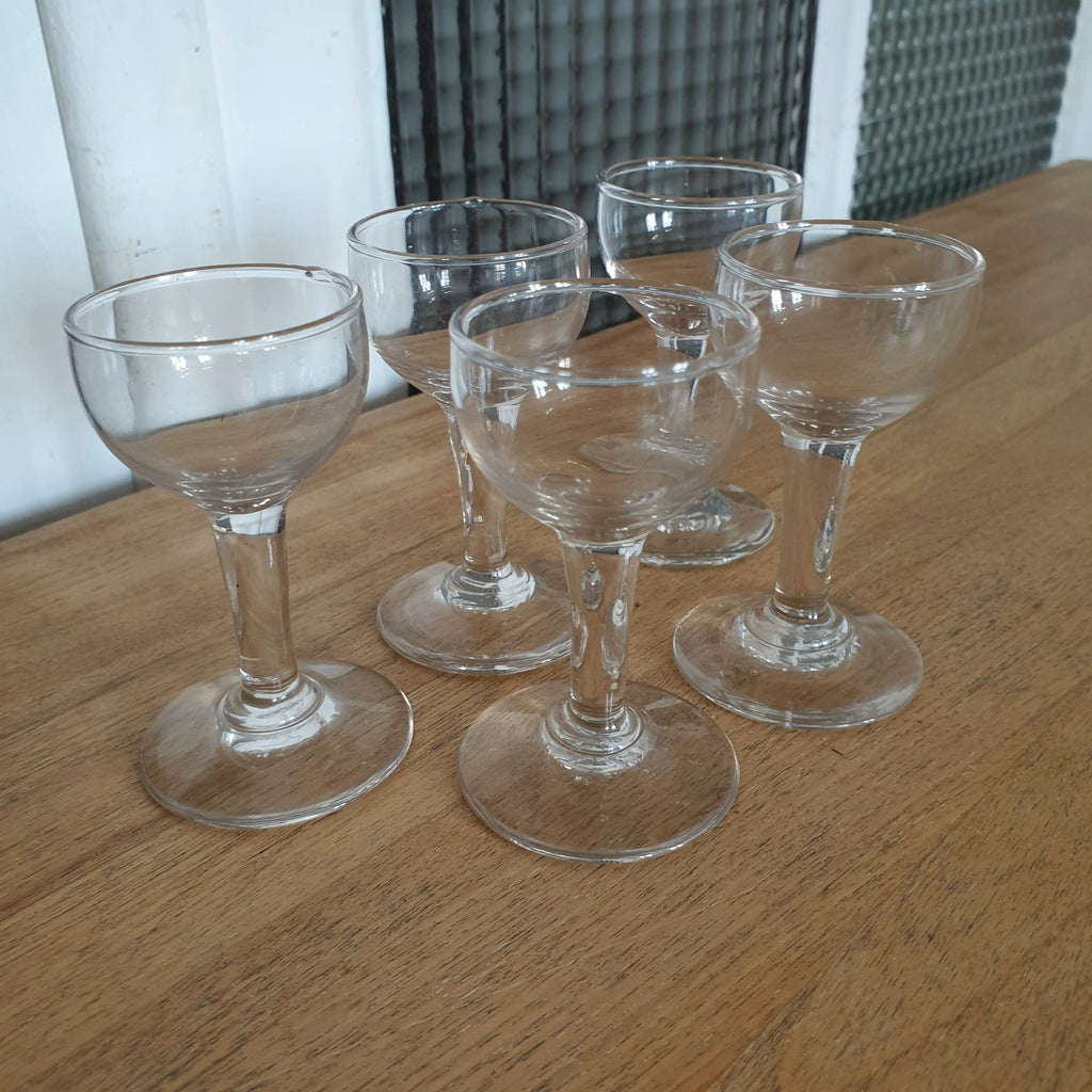 Lot de 5 mini verres à liqueur sur pied en verre soufflé mini ballon Circa 1920 contenance de 1 cl - Hello Broc brocante en ligne