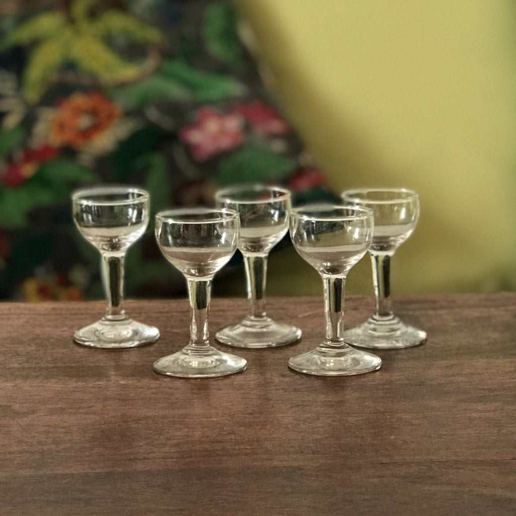 Lot de 5 mini verres à liqueur sur pied en verre soufflé mini ballon Circa 1920 contenance de 1 cl - Hello Broc brocante en ligne