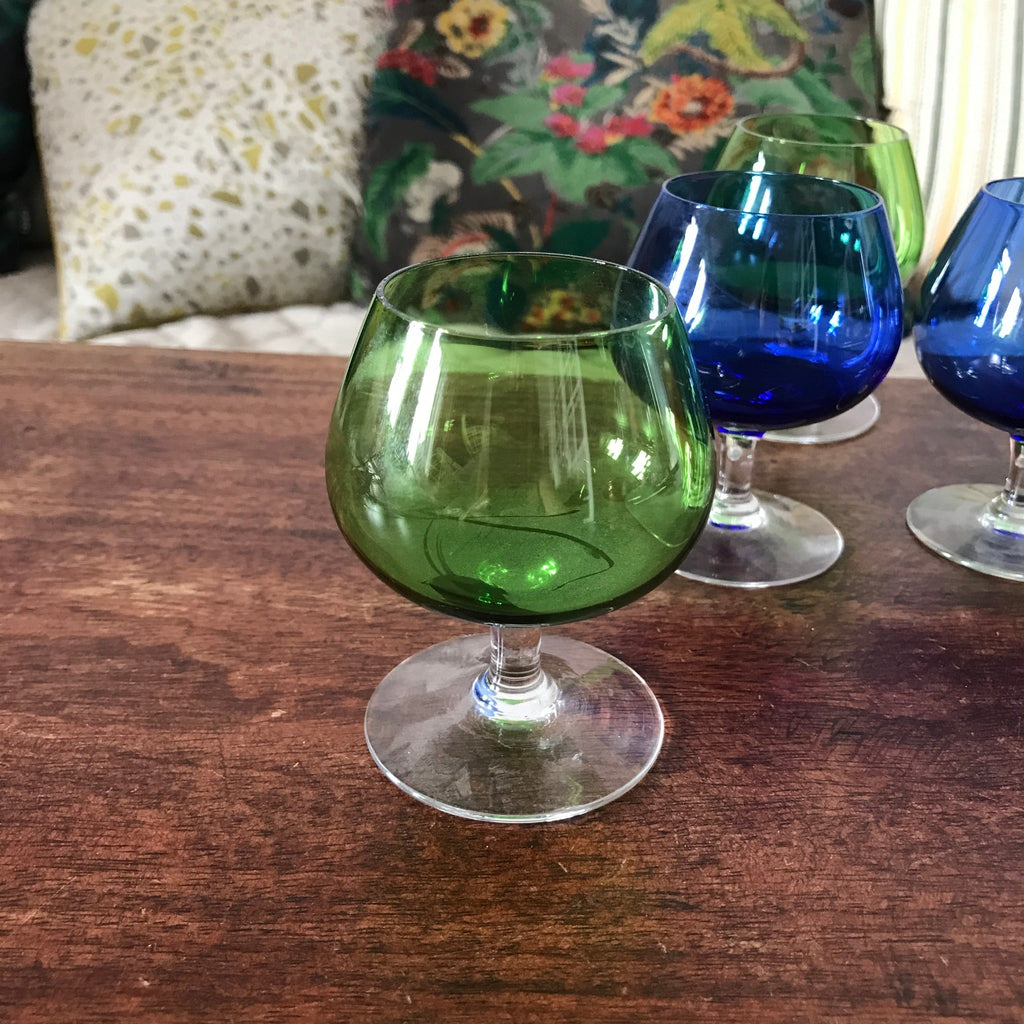 Lot de 5 verres ballons à cognac en verre moulé vert et bleu - Hello Broc