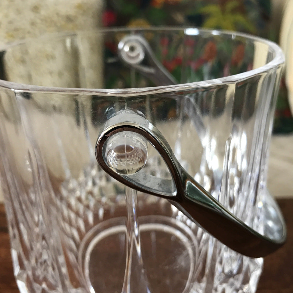 Seau à glace vintage paroi pointe de diamant en verre cristallin dans le goût de Cristal d'Arques anse en acier chromé par Hello Broc brocante en ligne