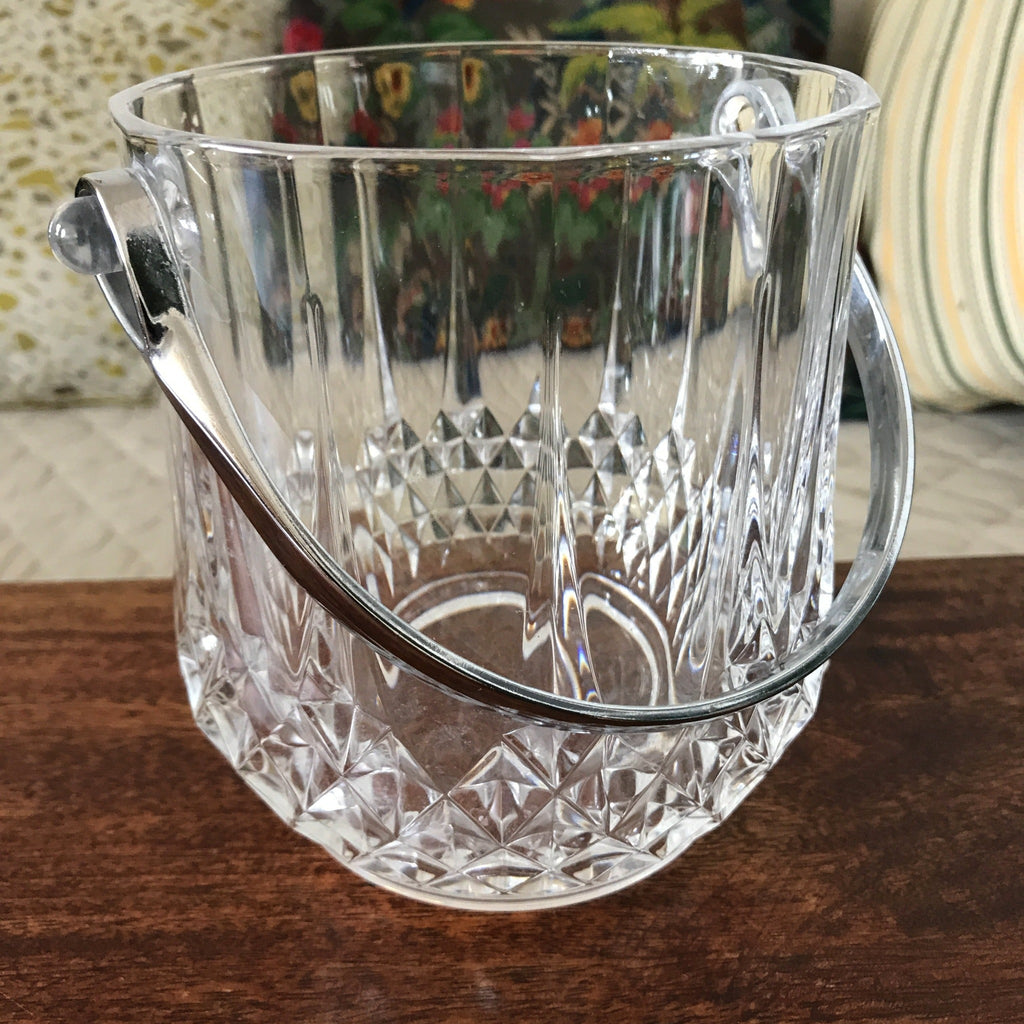 Seau à glace vintage paroi pointe de diamant en verre cristallin dans le goût de Cristal d'Arques anse en acier chromé par Hello Broc brocante en ligne