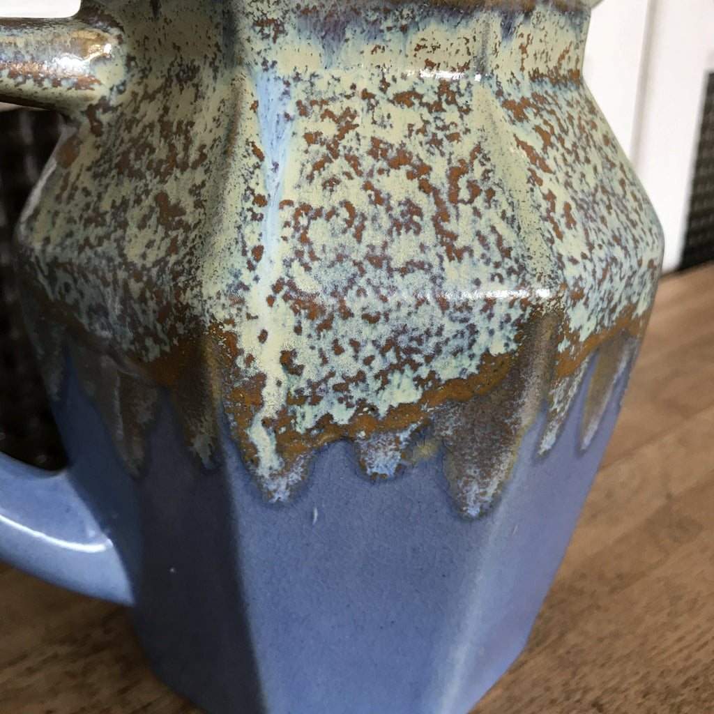 Pichet en céramique émaillée bleu lavande et beige Alphonse Mouton ou Alpho années 50 par Hello Broc brocante en ligne