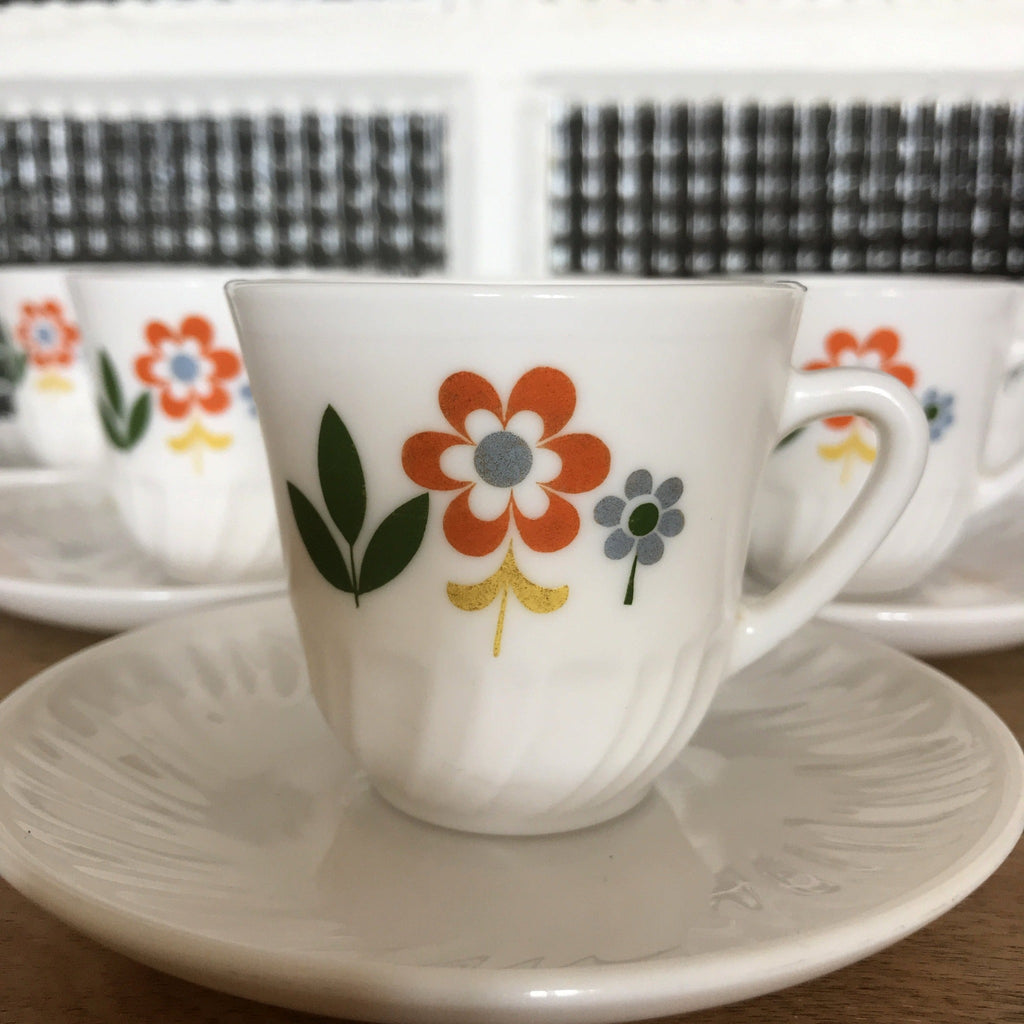 Lot de 6 tasses à café et sous-tasses Arcopal années 70 dessin fleurs - Hello Broc