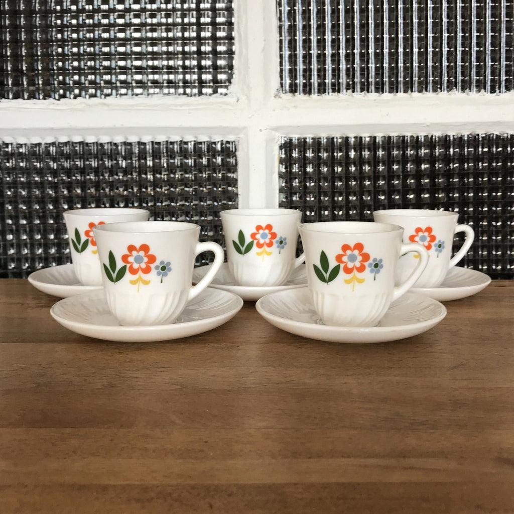 Lot de 5 tasses à café et sous-tasses Arcopal années 70 dessin fleurs - Hello Broc