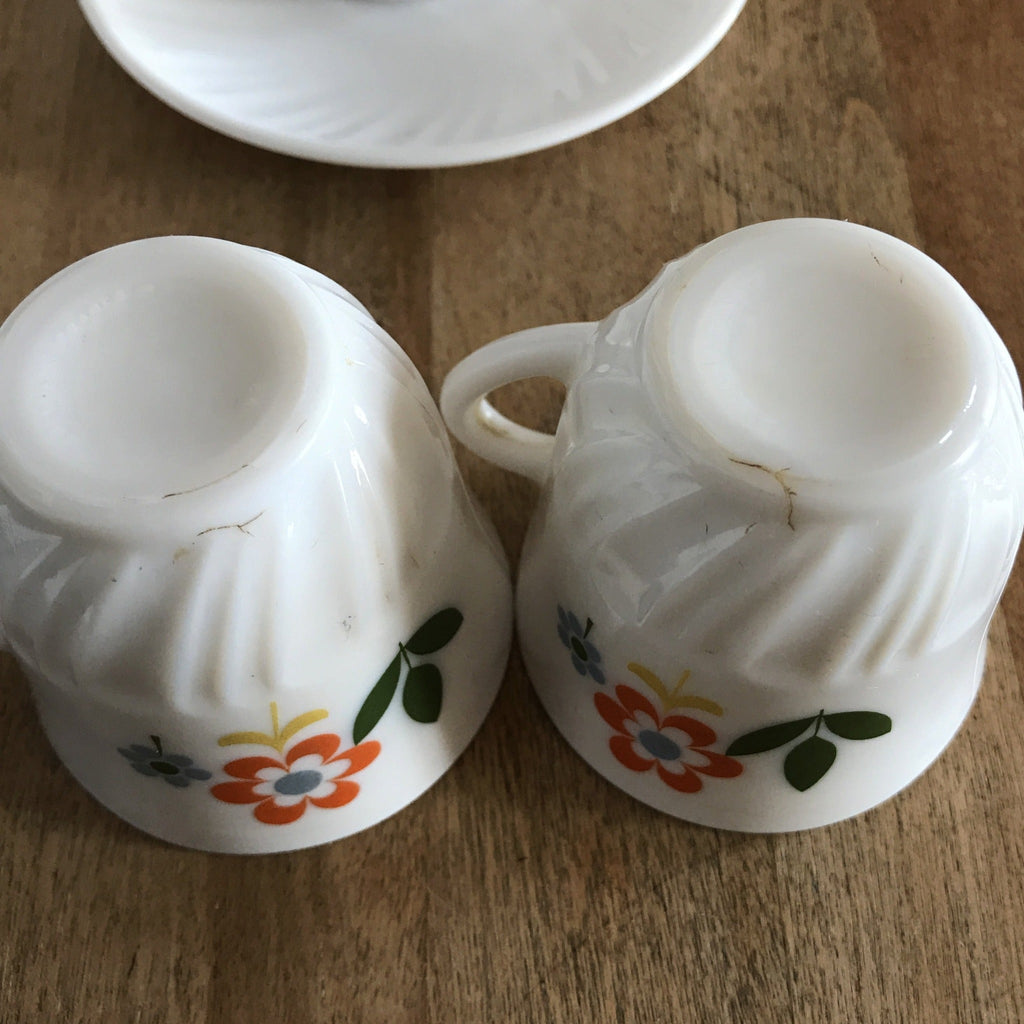 Lot de 5 tasses à café et sous-tasses Arcopal années 70 dessin fleurs - Hello Broc