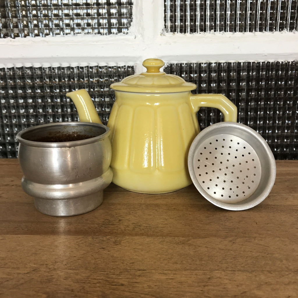 Cafetière ou théière en faïence jaune avec son filtre métal amovible - Hello Broc