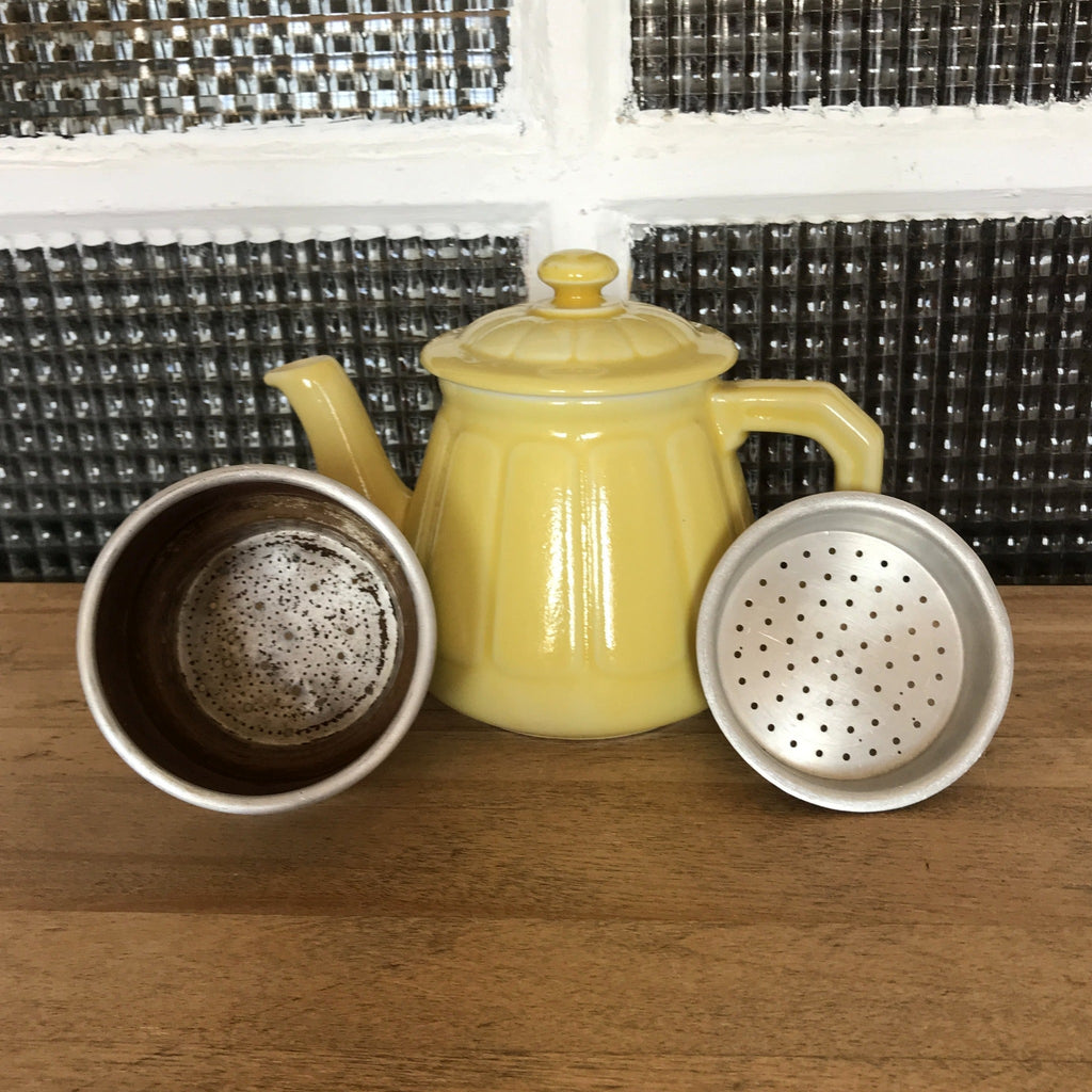 Cafetière ou théière en faïence jaune avec son filtre métal amovible - Hello Broc