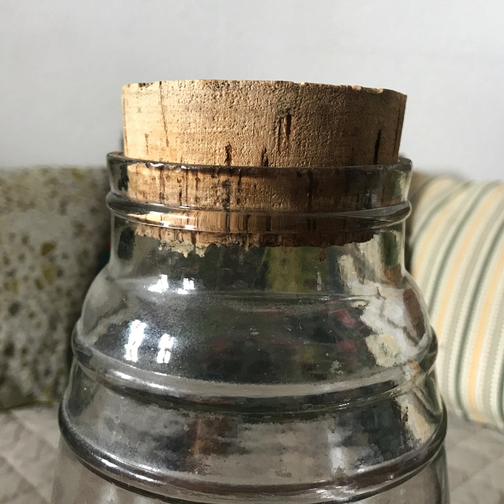 Ancien bocal ou bonbonnière en verre moulé incolore avec bouchon en liège hauteur 22 cm par Hello Broc brocante en ligne