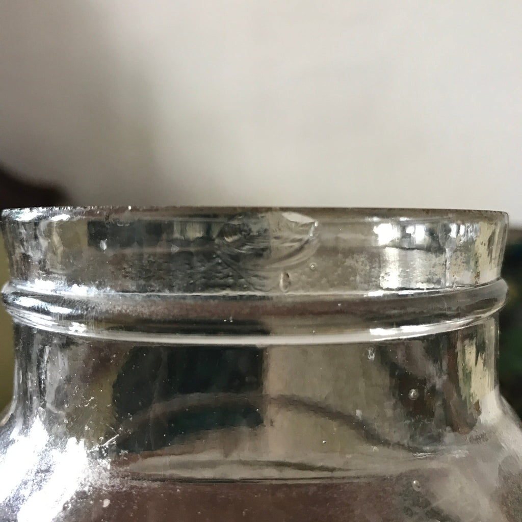 Ancien bocal ou bonbonnière en verre moulé incolore avec bouchon en liège hauteur 22 cm par Hello Broc brocante en ligne