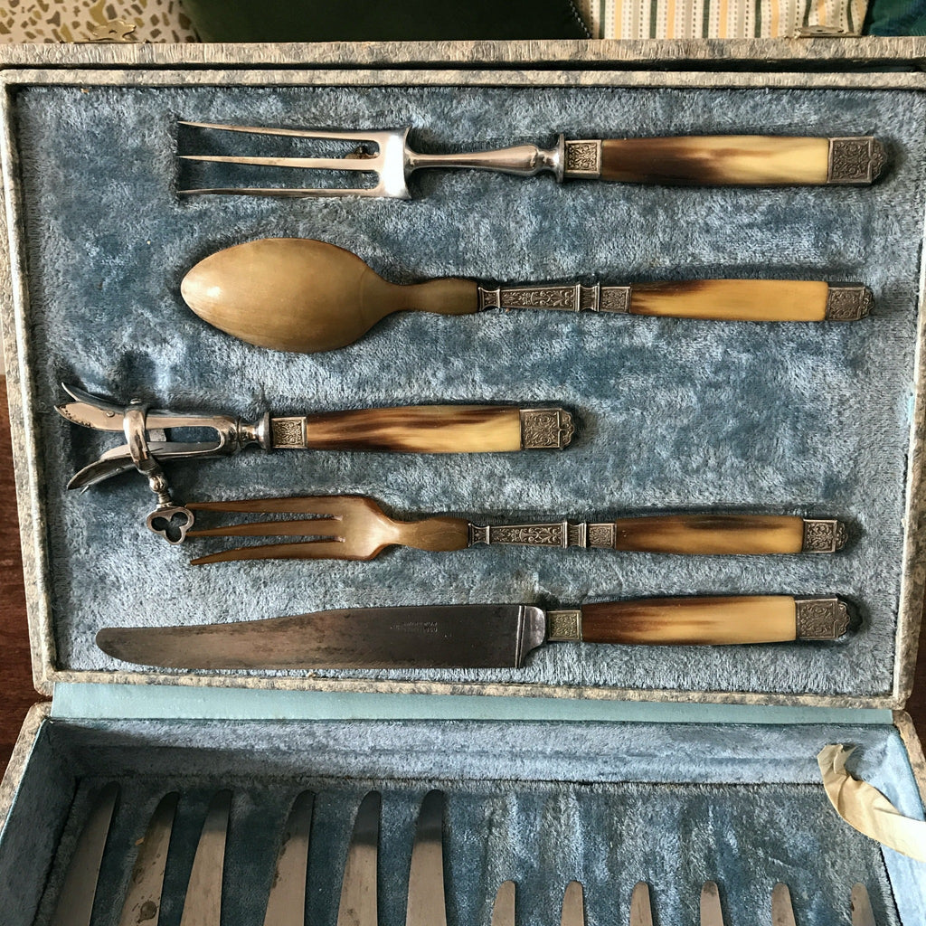 Service à gigot et à salade Coutellerie Delaire Art Nouveau métal et manches en corne - Hello Broc
