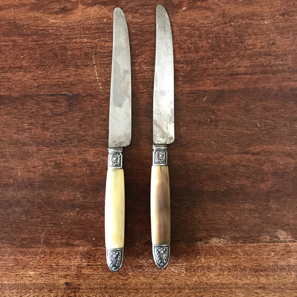 Coffret ménagère de 12 couteaux manche en corne, détails en métal argenté par Hello Broc brocante en ligne