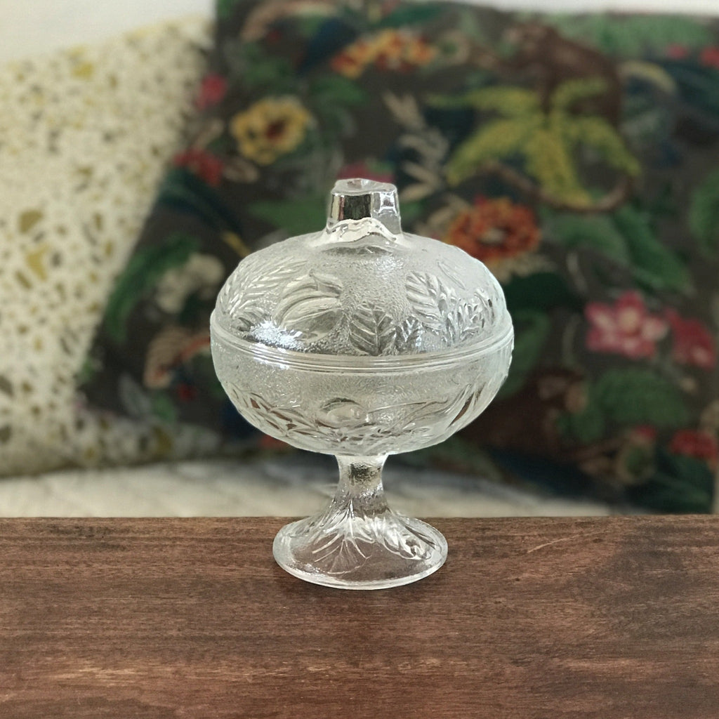 Sucrier bonbonnière sur pied en verre moulé incolore décor fruits et feuillages par Hello Broc brocante en ligne
