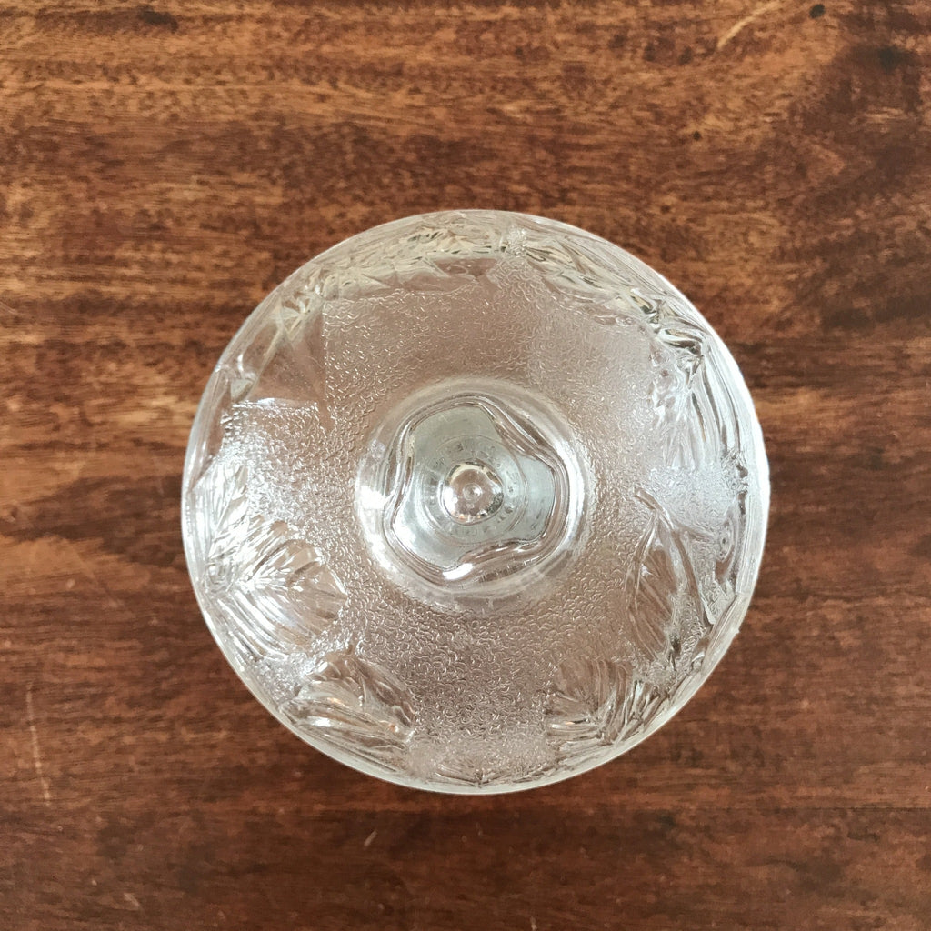 Sucrier bonbonnière sur pied en verre moulé incolore décor fruits et feuillages par Hello Broc brocante en ligne