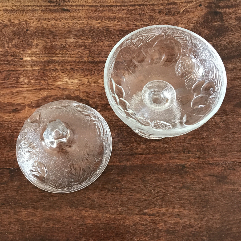 Sucrier bonbonnière sur pied en verre moulé incolore décor fruits et feuillages par Hello Broc brocante en ligne