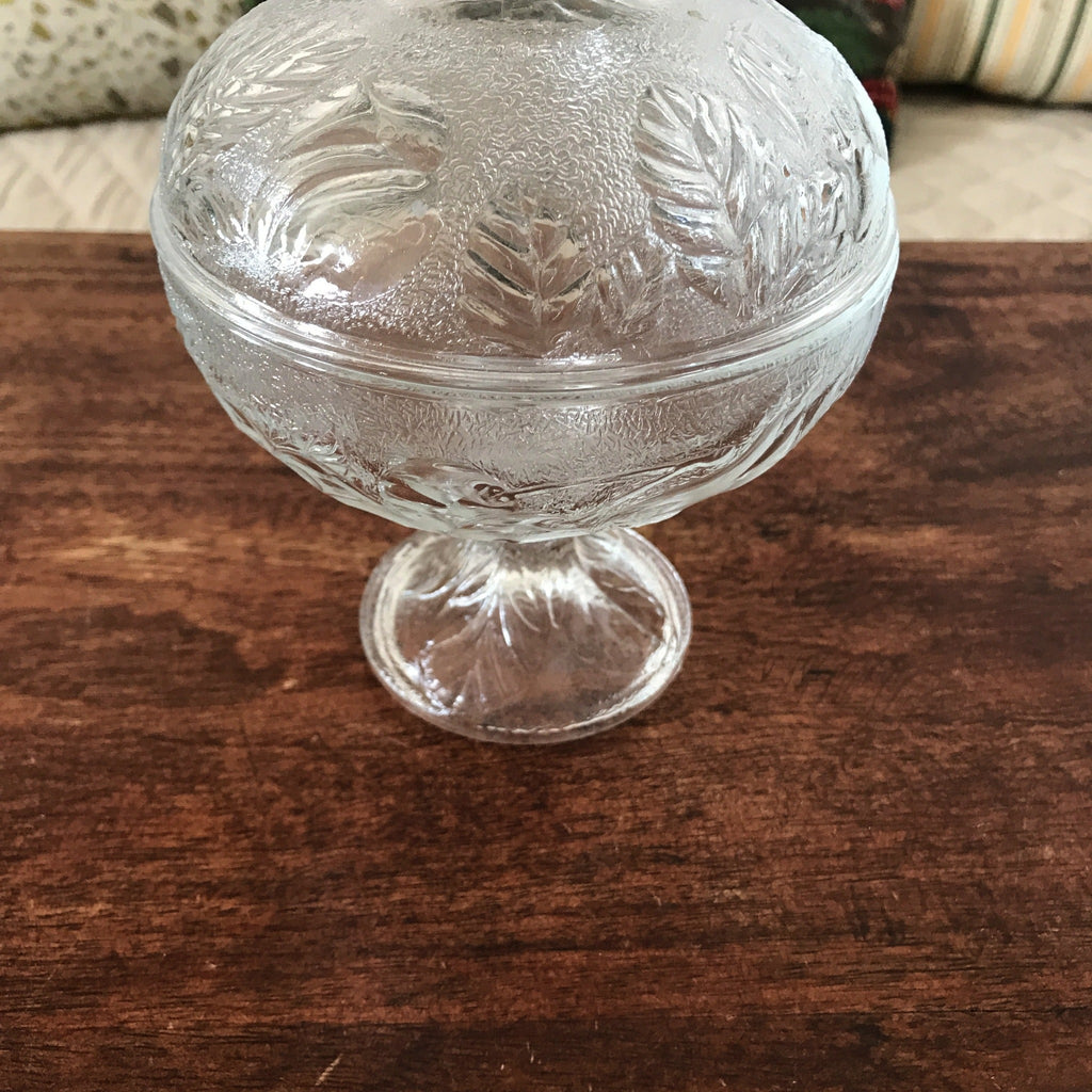 Sucrier bonbonnière sur pied en verre moulé incolore décor fruits et feuillages par Hello Broc brocante en ligne
