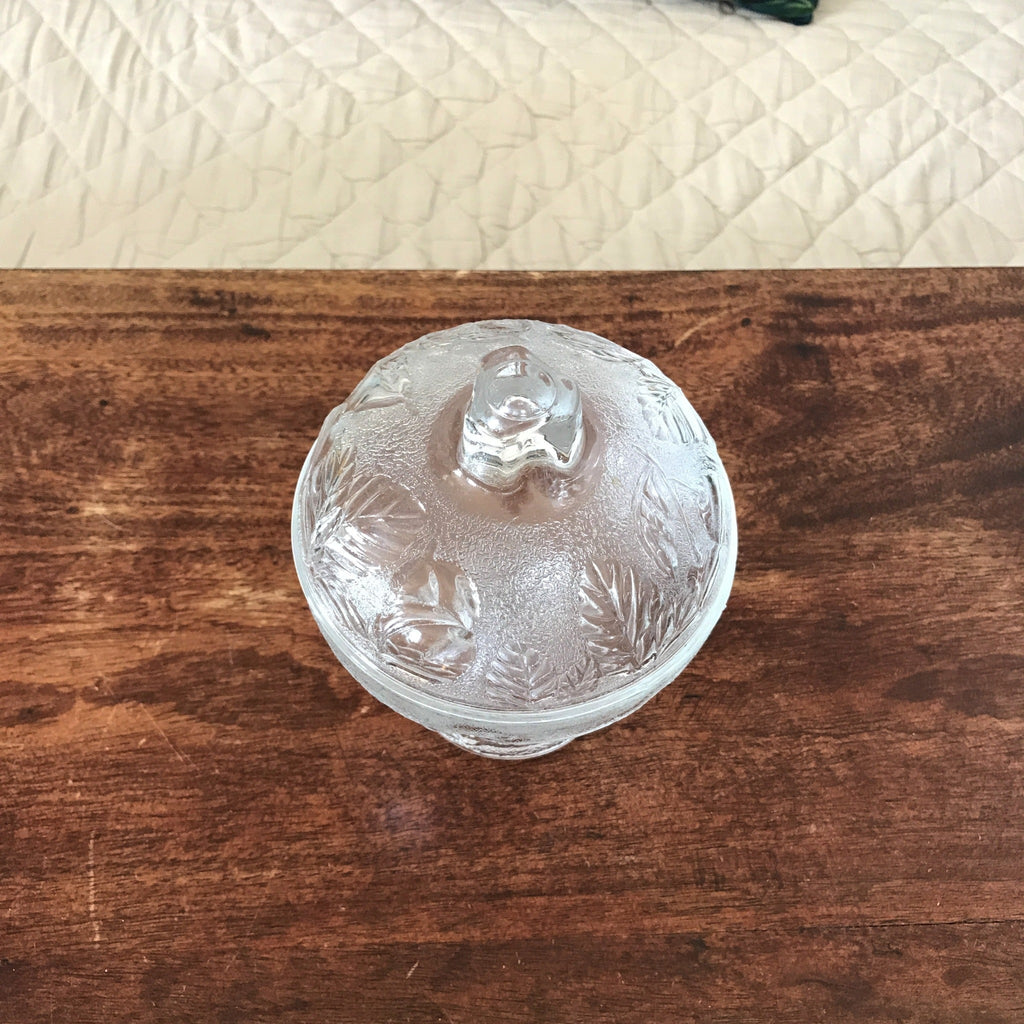 Sucrier bonbonnière sur pied en verre moulé incolore décor fruits et feuillages par Hello Broc brocante en ligne