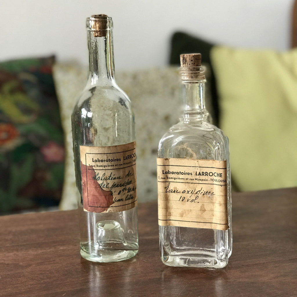 Lot de 2 flacons bouteilles de pharmacie en verre moulé - Hello Broc
