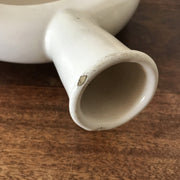 Ancien urinoir ou urinal d'hôpital en céramique écrue - Hello Broc