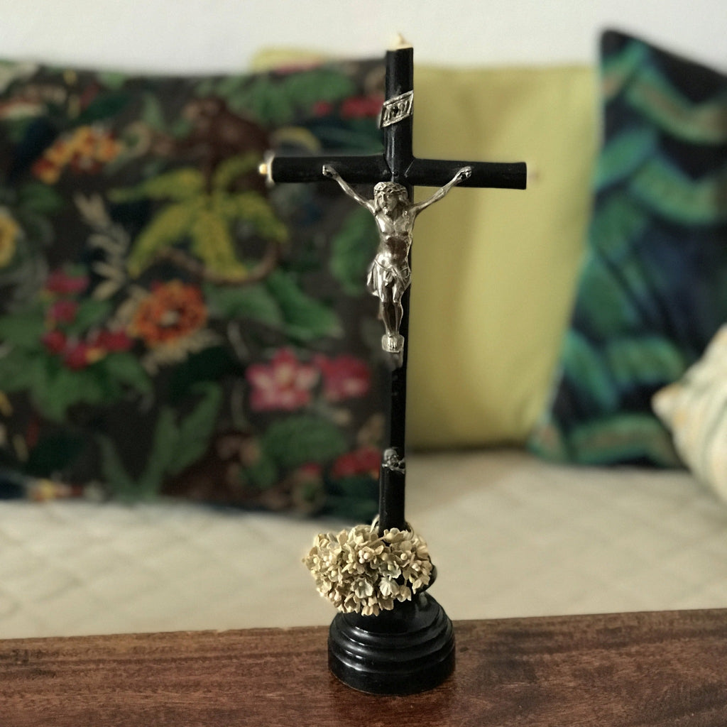 Crucifix Napoléon III en bois noirci, métal argenté et os - Hello Broc