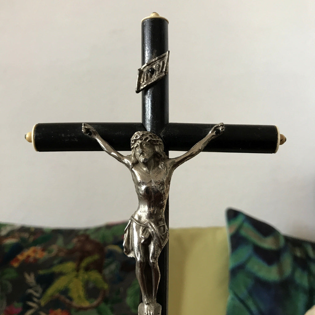 Crucifix Napoléon III en bois noirci, métal argenté et os - Hello Broc
