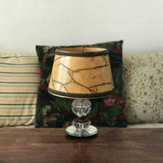 Lampe de chevet pied en cristal taillé et bronze, base miroir et abat-jour imitation parchemin - Hello Broc