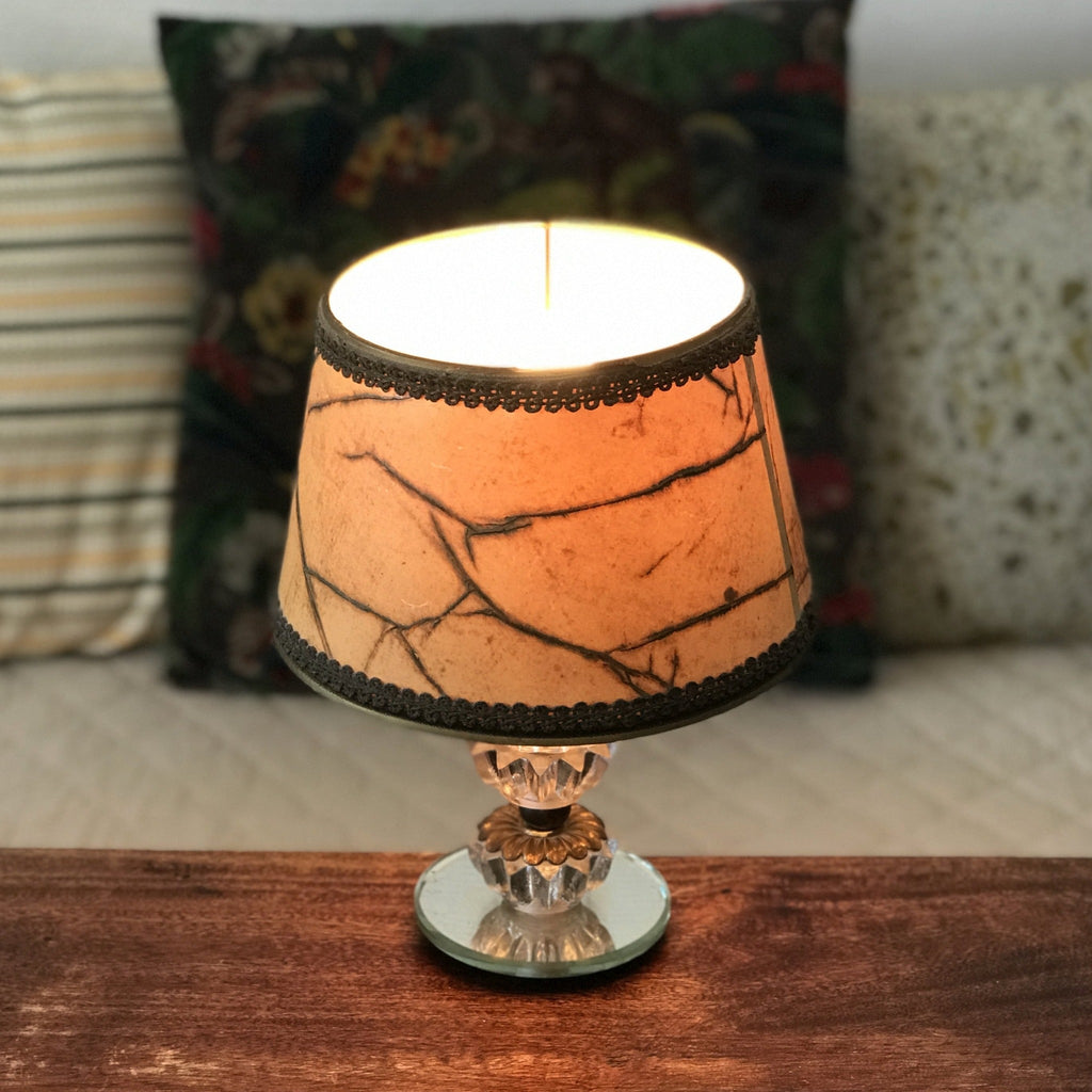 Lampe de chevet pied en cristal taillé et bronze, base miroir et abat-jour imitation parchemin - Hello Broc