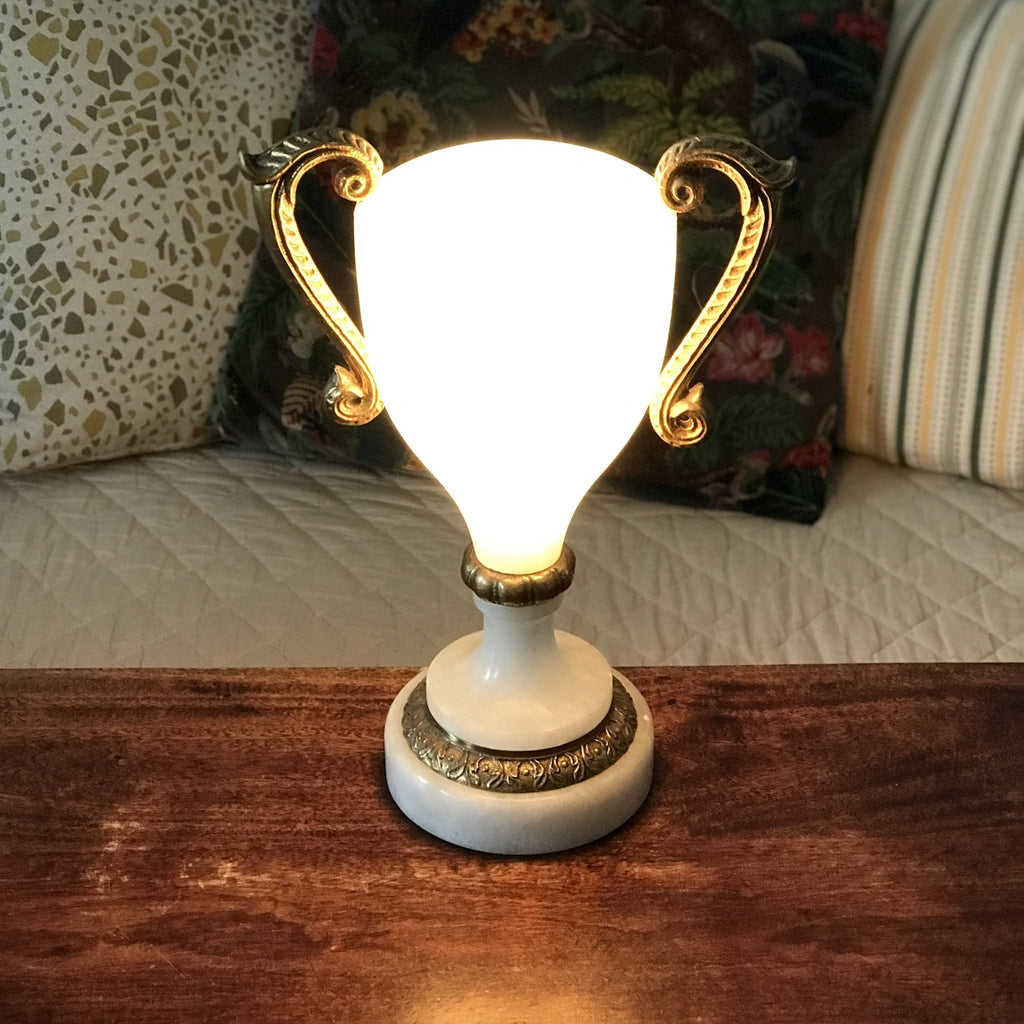 Lampe en forme de coupe en albâtre et anses en bronze doré - Hello Broc
