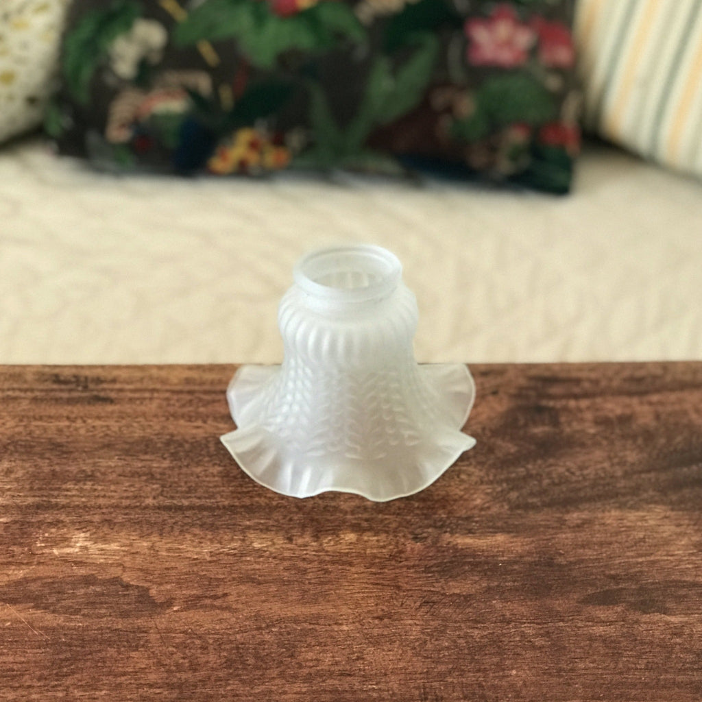 Abat-jour forme tulipe en pâte de verre au rebord volanté par Hello Broc brocante en ligne