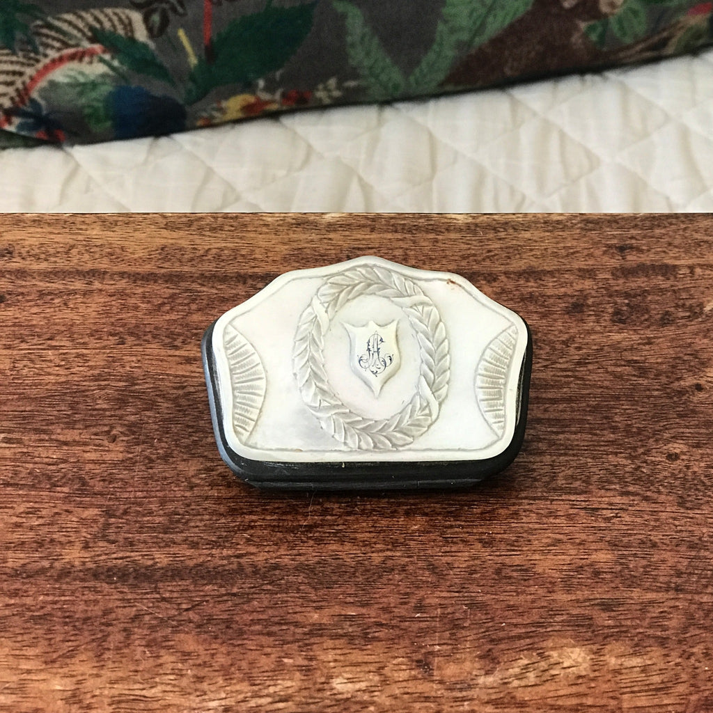 Petit porte-monnaie en nacre époque Napoléon 3 fin XIXème siècle par Hello Broc brocante en ligne