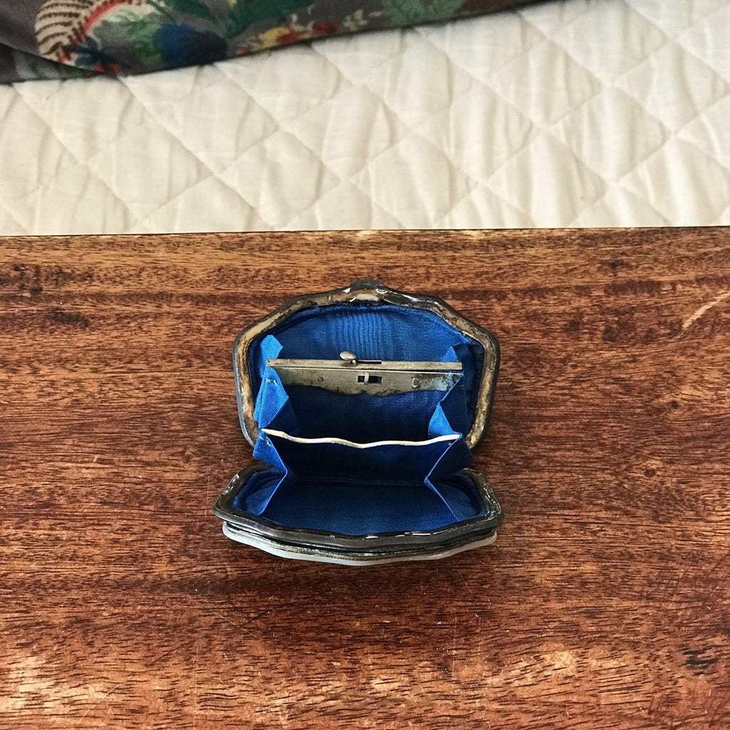 Petit porte-monnaie en nacre époque Napoléon 3 fin XIXème siècle par Hello Broc brocante en ligne