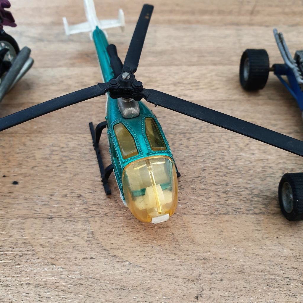 Trio de véhicules miniatures : voiture de course, moto et hélicoptère par Hello Broc brocante en ligne